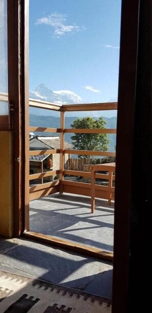 Family Room, 1 Queen Bed, Kitchenette, Mountain View | Balcony