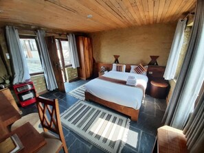 Blackout curtains, soundproofing, free WiFi, bed sheets - Pumdikot Mountain Lodge (Pokhara)