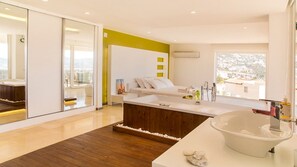 Douche, sèche-cheveux, serviettes fournies, papier toilette