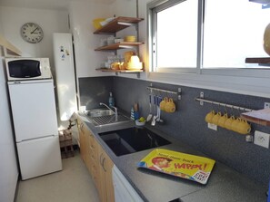 Réfrigérateur, micro-ondes, lave-vaisselle, grille-pain