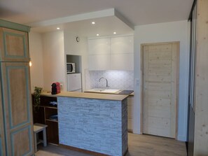 Réfrigérateur, four à micro-ondes, grille-pain, vaisselle et ustensiles