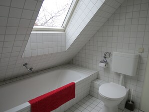 Bathtub, towels, toilet paper - new: recreation between the forest and the waves, apartment 10, house "Rosa Canina" (Kellenhusen (Ostsee))