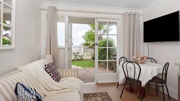 Smart TV, Netflix, books, streaming services