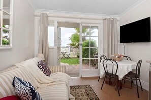 Smart TV, Netflix, books, streaming services - Apartment 5 - The Coachhouse (Narrabeen)