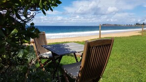Outdoor dining - Apartment 5 - The Coachhouse (Narrabeen)