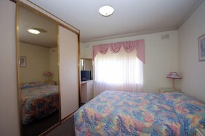 2 bedrooms, iron/ironing board, WiFi, bed sheets - Avilla Court 1 - Waterviews (The Entrance)