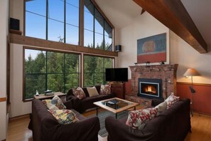 Una televisión, una chimenea, una oficina