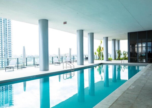 Una piscina al aire libre