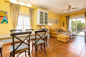 Una televisión, una chimenea