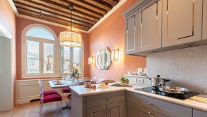 Una cocina con una isla central, techo de madera y vistas a través de un ventanal.