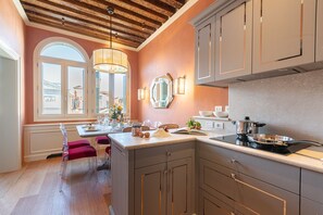 Frigorifero, microonde, forno, lavastoviglie