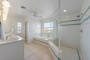 Combined shower/tub, hair dryer, towels