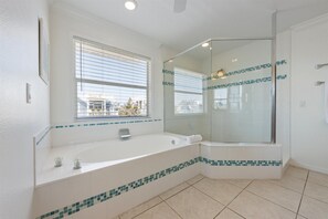 Combined shower/tub, hair dryer, towels