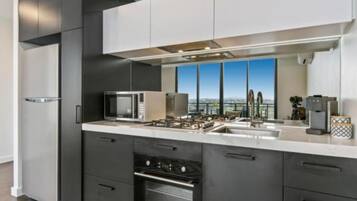 Full-sized fridge, microwave, oven, stovetop