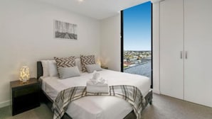 Laptop workspace, iron/ironing board, WiFi (free) - Melbourne City Apartments - Mason (Brunswick East)