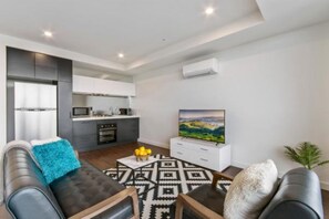 Appartement Deluxe, 2 chambres | Coin séjour | Télévision à écran plat