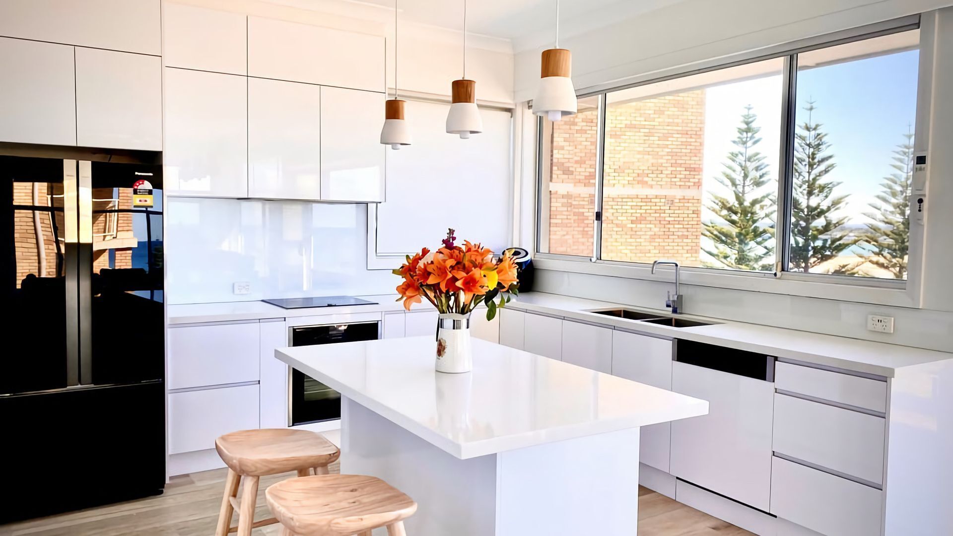 冷蔵庫、電子レンジ、オーブン、コンロ