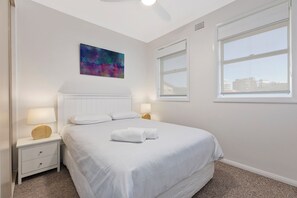3 habitaciones, tabla de planchar con plancha, wifi y ropa de cama