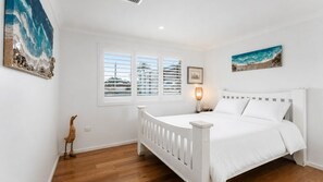 3 bedrooms, WiFi, bed sheets - Blue Summer House Pet Friendly Accommodation (Long Jetty)