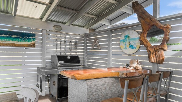 Outdoor dining - Blue Summer House Pet Friendly Accommodation (Long Jetty)