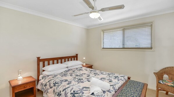 4 bedrooms, iron/ironing board, bed sheets