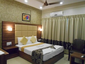 1 bedroom, desk, laptop workspace, free WiFi - Hotel Aditya Mysore (Mysore)