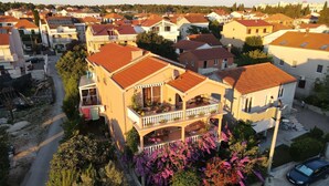 A residential area with houses featuring red-tiled roofs and balconies. -  Studio apartment for two persons (Biograd na Moru)