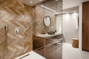 Toallas, shampoo, papel de baño 