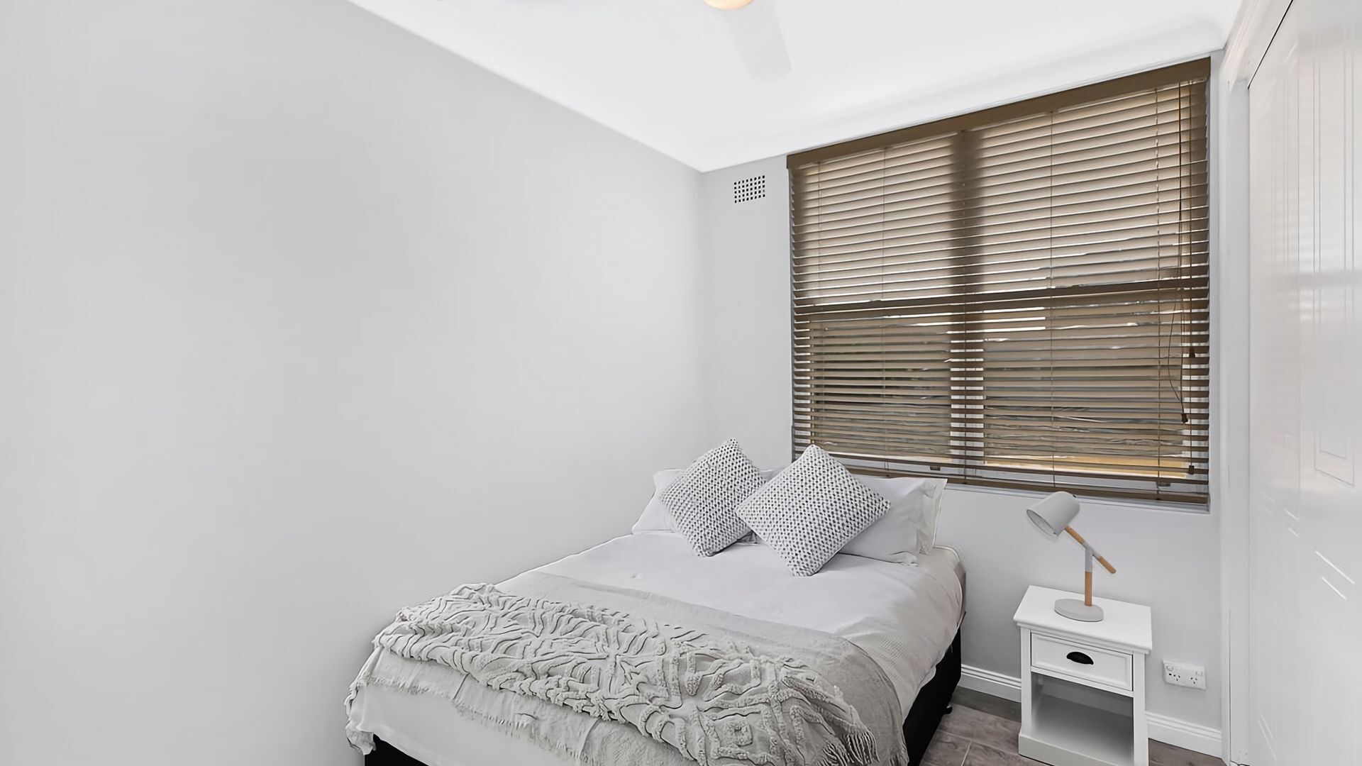 2 makuuhuonetta, silitysrauta/-lauta, vuodevaatteet