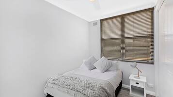 2 slaapkamers, een strijkplank/strijkijzer, beddengoed