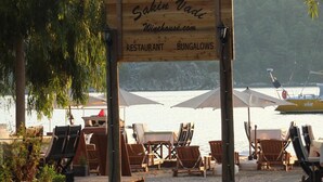A wooden sign for Sakin Vade, indicating a restaurant and bungalows. - Sakin Vadi Winehouse (Marmaris)