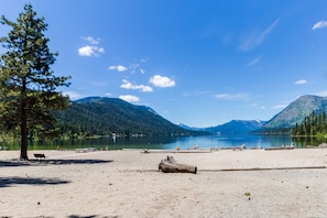 Una spiaggia nelle vicinanze