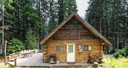Gemütliche, hundefreundliche Hütte mit tollem Deck, teilweisem Seeblick und Zugang zum Strand