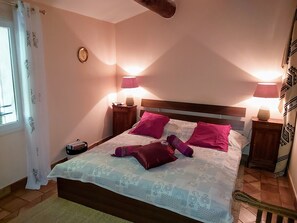 3 habitaciones, escritorio, tabla de planchar con plancha y wifi gratis 