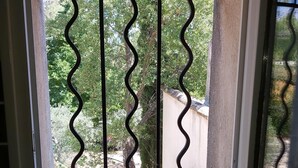 Ein Fenster mit einem Metallgitter.