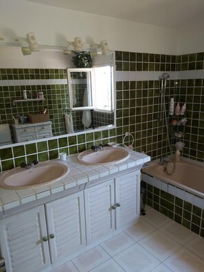 Combined shower/tub, hair dryer, bidet, towels