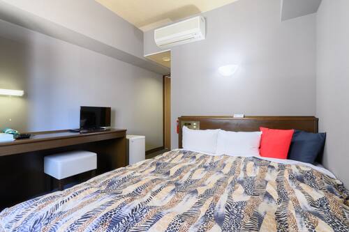 1 bedroom, Egyptian cotton sheets, premium bedding, laptop workspace