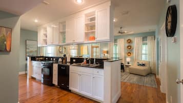 Frigorífico, microondas, horno y placa de cocina