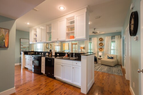 Getaway to Florida's scenic 30A, close to beach/pool! Great fall rates available