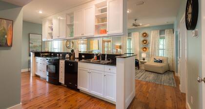 Getaway to Florida's scenic 30A, close to beach/pool! Great fall rates available