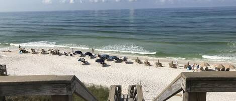 Ubicación cercana a la playa y tumbonas
