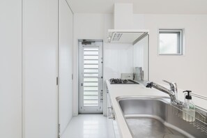 一棟貸し | 専用簡易キッチン | 冷蔵庫、電子レンジ、コンロ、調理器具と食器