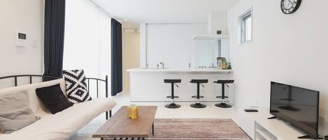 Villa de lujo (Private Vacation Home) | Área de sala de estar | Televisión de pantalla plana de 32 pulgadas con canales digitales