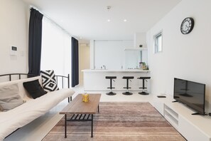 一棟貸し | リビング エリア | 32 インチの薄型テレビ (デジタル放送視聴可)、テレビ