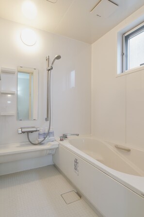 一棟貸し | バスルーム | 個別の浴槽とシャワー、深めの浴槽、バスアメニティ (無料)、ヘアドライヤー