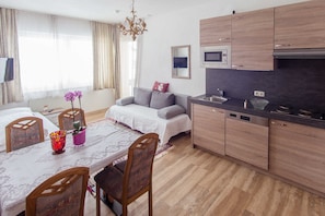 Une cuisine moderne avec des meubles en bois, un four à micro-ondes et un four encastré.