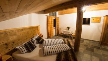 1 bedroom, desk, WiFi, bed sheets