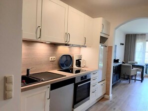 Fridge, microwave, oven, dishwasher - (302) 2-room apartment beach road - Apartment block LAGUNA (Kühlungsborn)