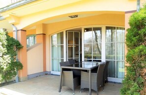 Outdoor dining - (302) 2-room apartment beach road - Apartment block LAGUNA (Kühlungsborn)