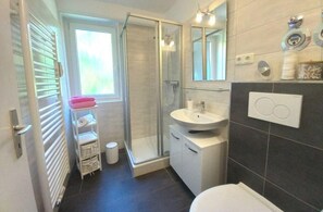 Dusche, Haartrockner, Handtücher